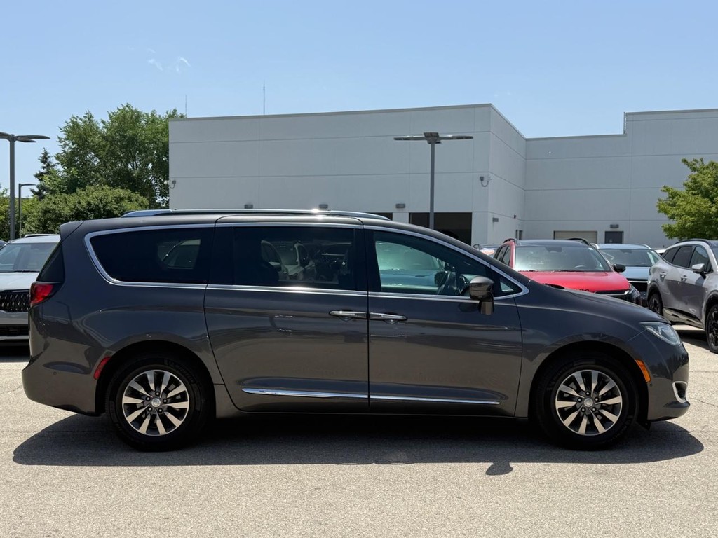 Chrysler Pacifica Vehicle Full-screen Gallery Image 02