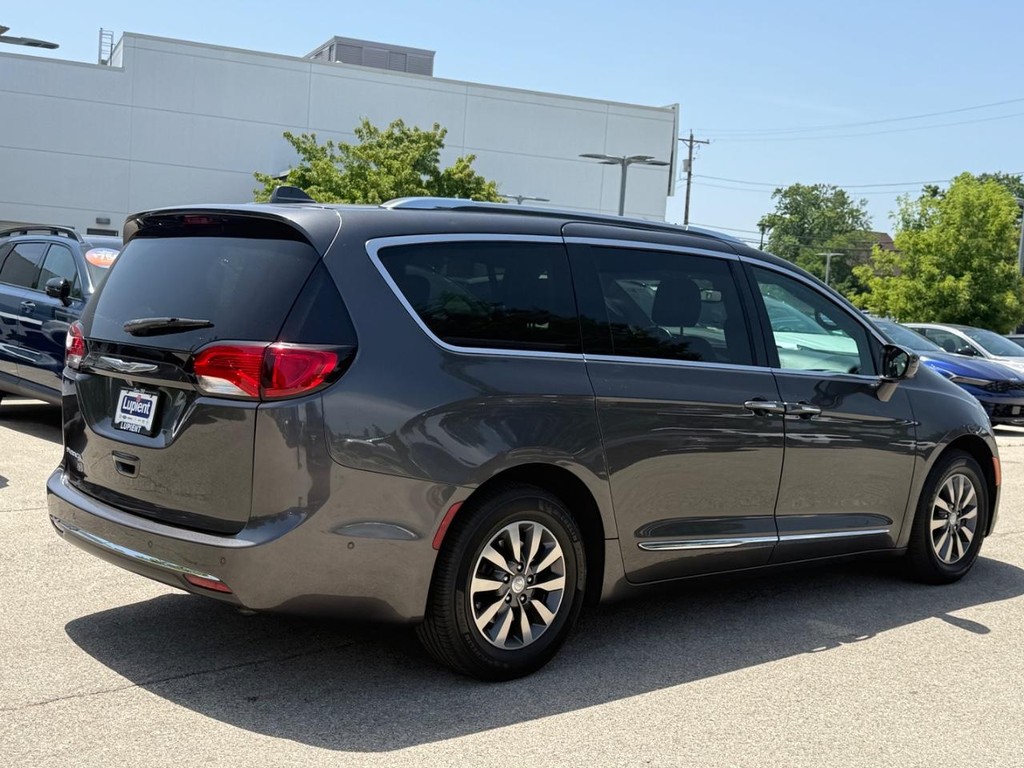 Chrysler Pacifica Vehicle Full-screen Gallery Image 03