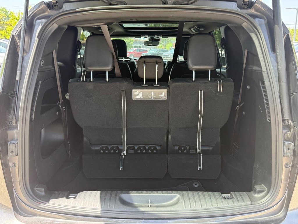 Chrysler Pacifica Vehicle Full-screen Gallery Image 05