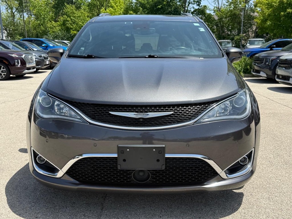 Chrysler Pacifica Vehicle Full-screen Gallery Image 08