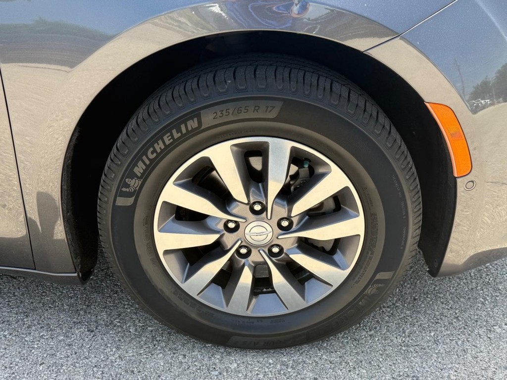 Chrysler Pacifica Vehicle Full-screen Gallery Image 09