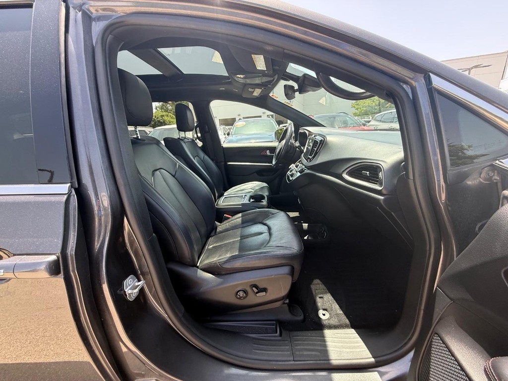Chrysler Pacifica Vehicle Full-screen Gallery Image 10