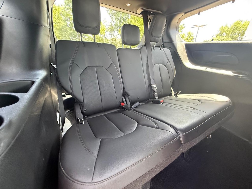 Chrysler Pacifica Vehicle Full-screen Gallery Image 11