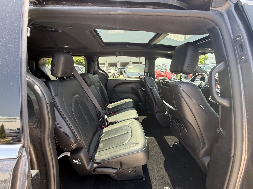 Chrysler Pacifica Vehicle Full-screen Gallery Image 12