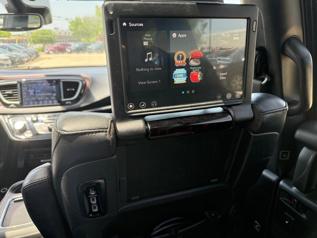 Chrysler Pacifica Vehicle Full-screen Gallery Image 13