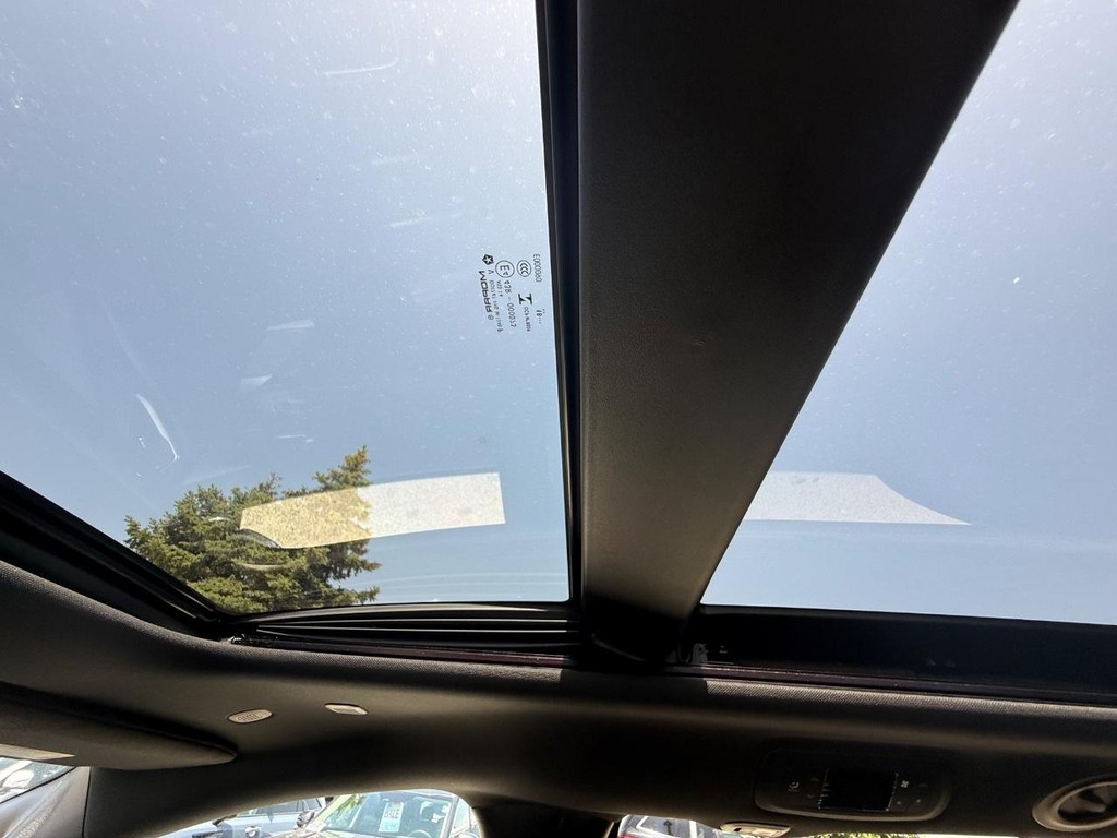 Chrysler Pacifica Vehicle Full-screen Gallery Image 14