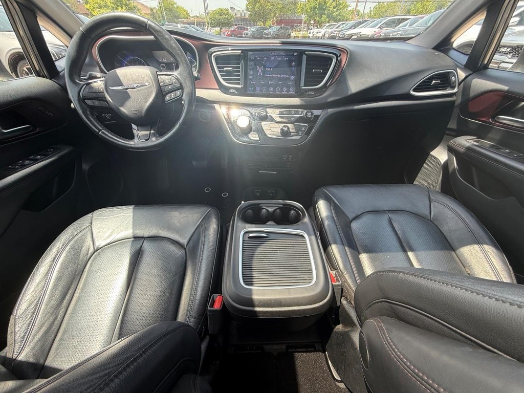 Chrysler Pacifica Vehicle Full-screen Gallery Image 15