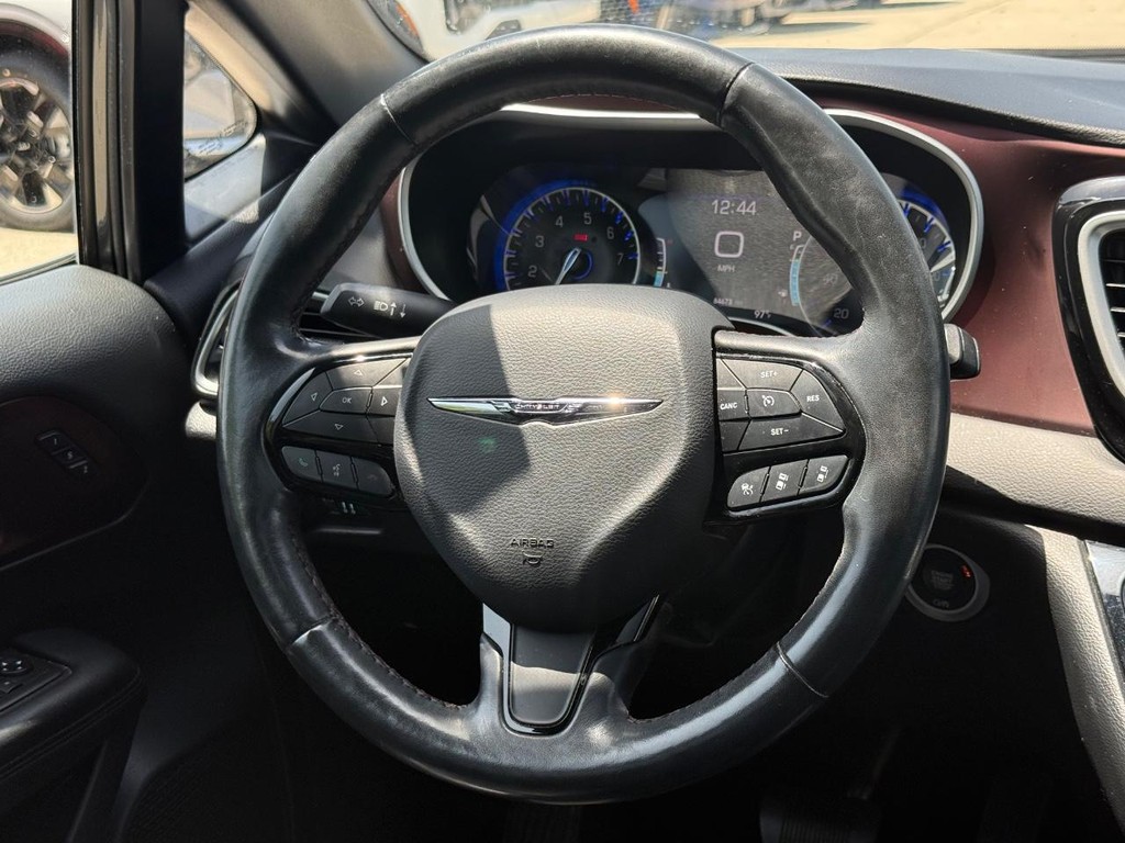Chrysler Pacifica Vehicle Full-screen Gallery Image 16