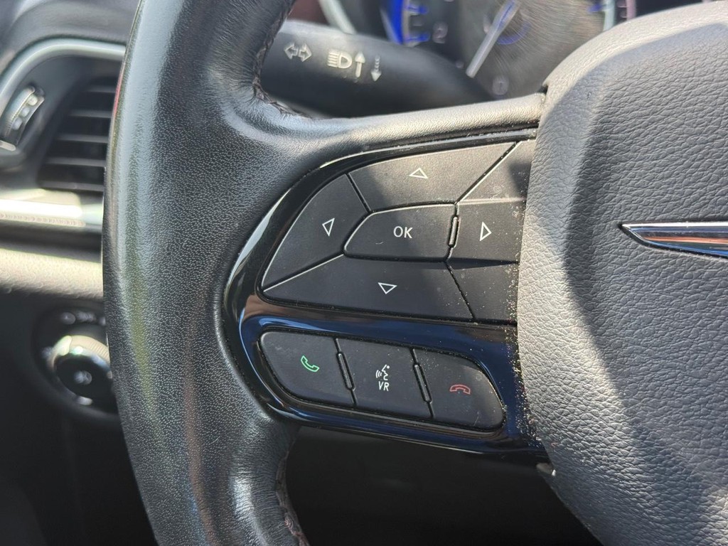 Chrysler Pacifica Vehicle Full-screen Gallery Image 17