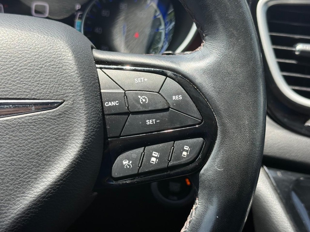 Chrysler Pacifica Vehicle Full-screen Gallery Image 18