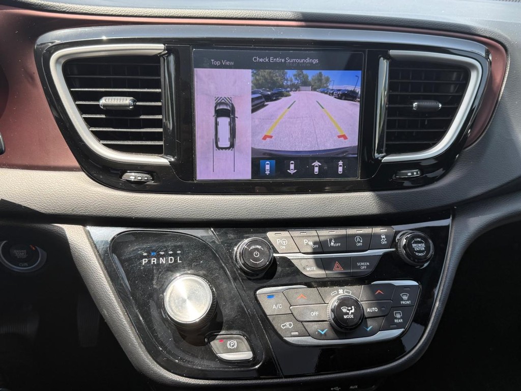 Chrysler Pacifica Vehicle Full-screen Gallery Image 20