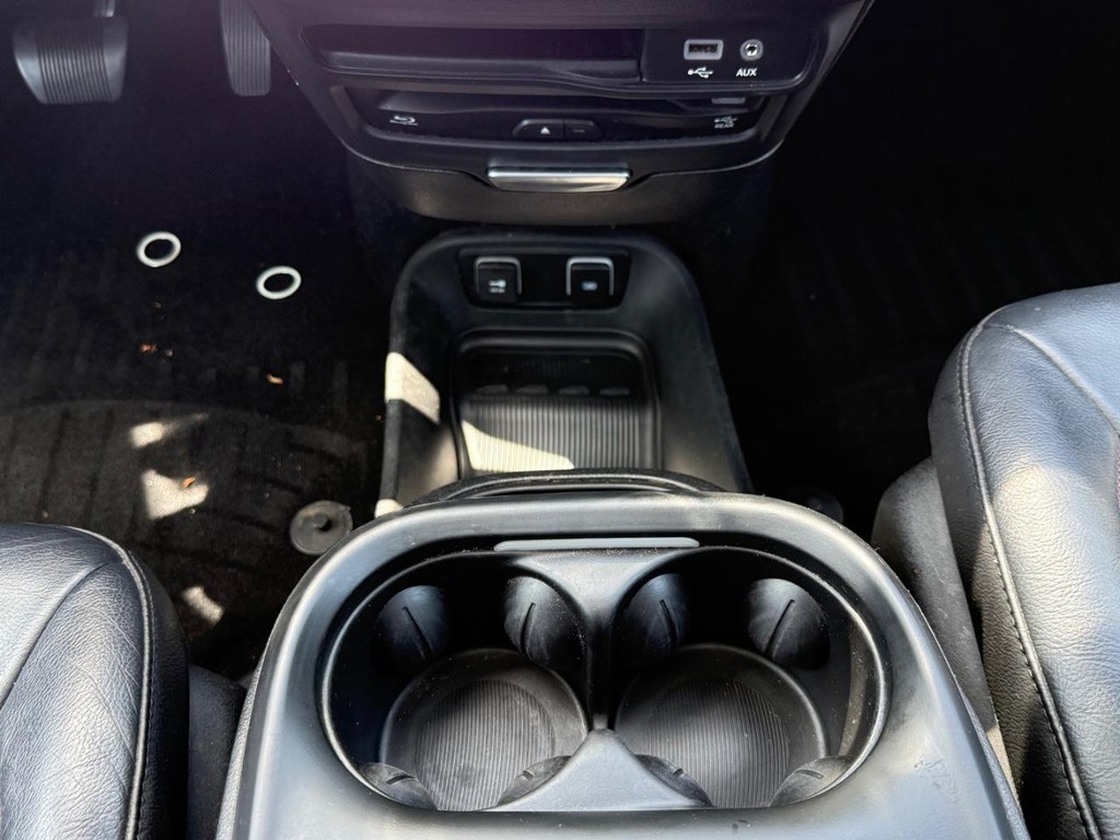 Chrysler Pacifica Vehicle Full-screen Gallery Image 21