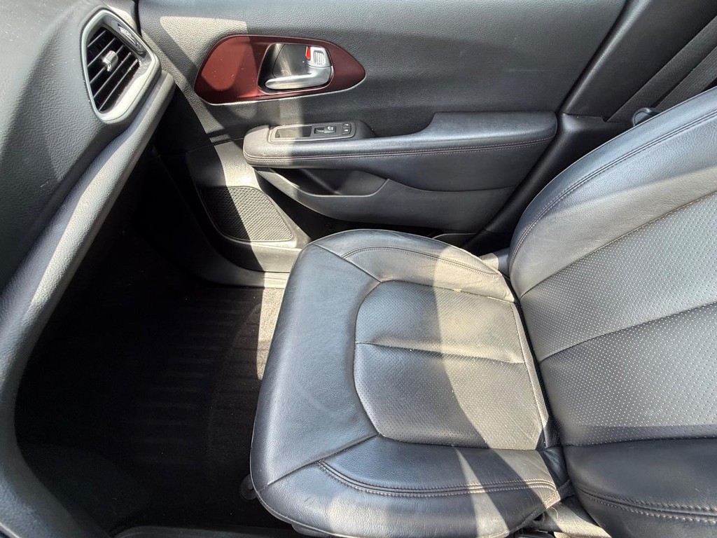 Chrysler Pacifica Vehicle Full-screen Gallery Image 22