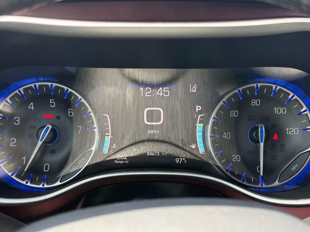 Chrysler Pacifica Vehicle Full-screen Gallery Image 23