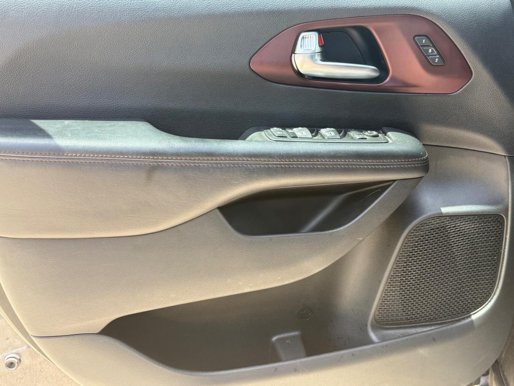 Chrysler Pacifica Vehicle Full-screen Gallery Image 25