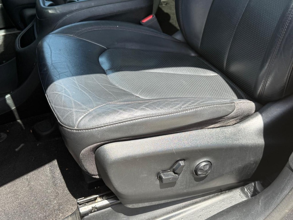 Chrysler Pacifica Vehicle Full-screen Gallery Image 26