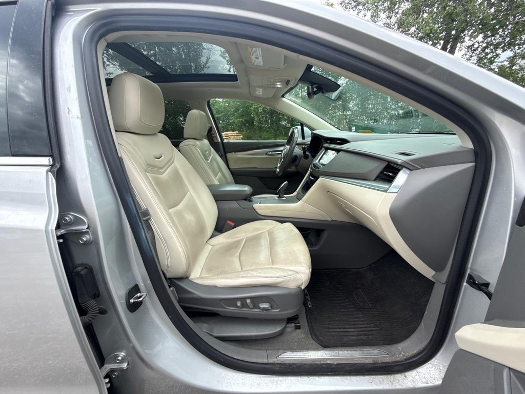 Cadillac XT5 Vehicle Full-screen Gallery Image 10