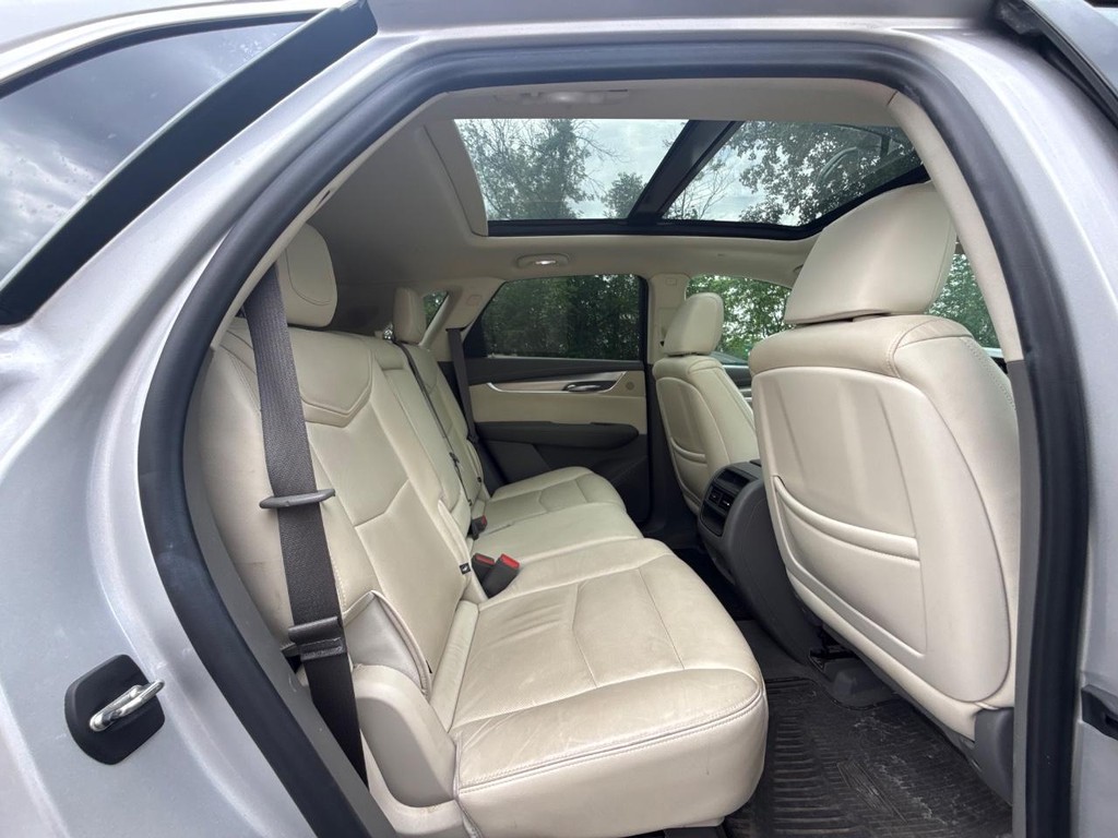 Cadillac XT5 Vehicle Full-screen Gallery Image 11