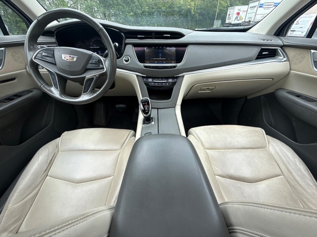 Cadillac XT5 Vehicle Full-screen Gallery Image 14