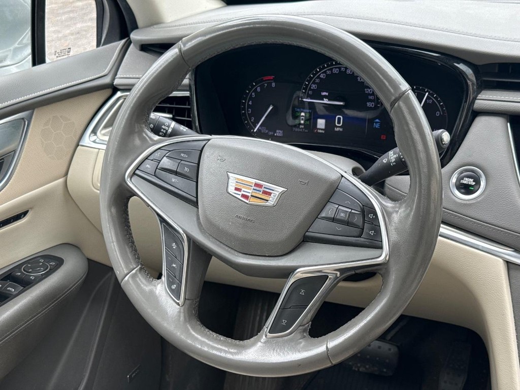 Cadillac XT5 Vehicle Full-screen Gallery Image 15