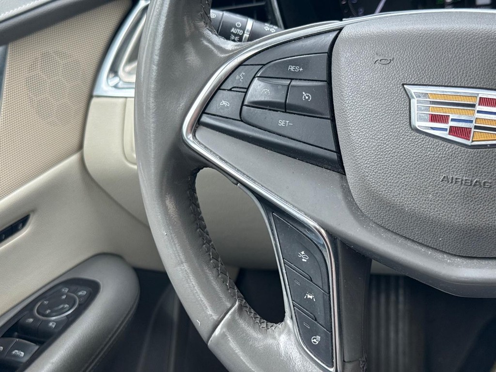 Cadillac XT5 Vehicle Full-screen Gallery Image 16