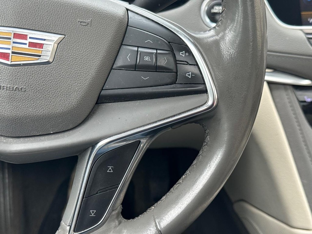 Cadillac XT5 Vehicle Full-screen Gallery Image 17