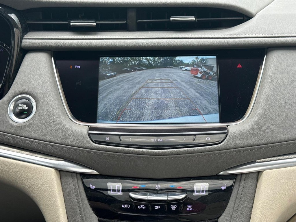 Cadillac XT5 Vehicle Full-screen Gallery Image 20
