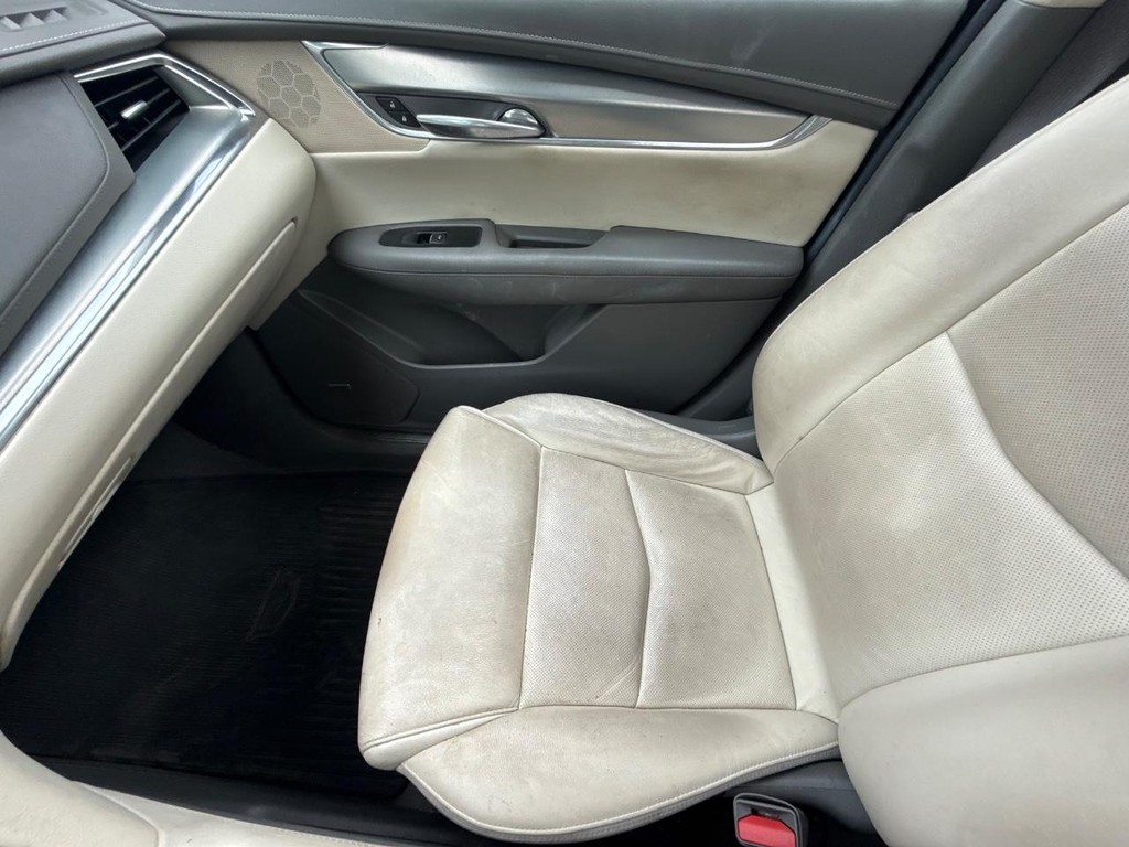 Cadillac XT5 Vehicle Full-screen Gallery Image 24