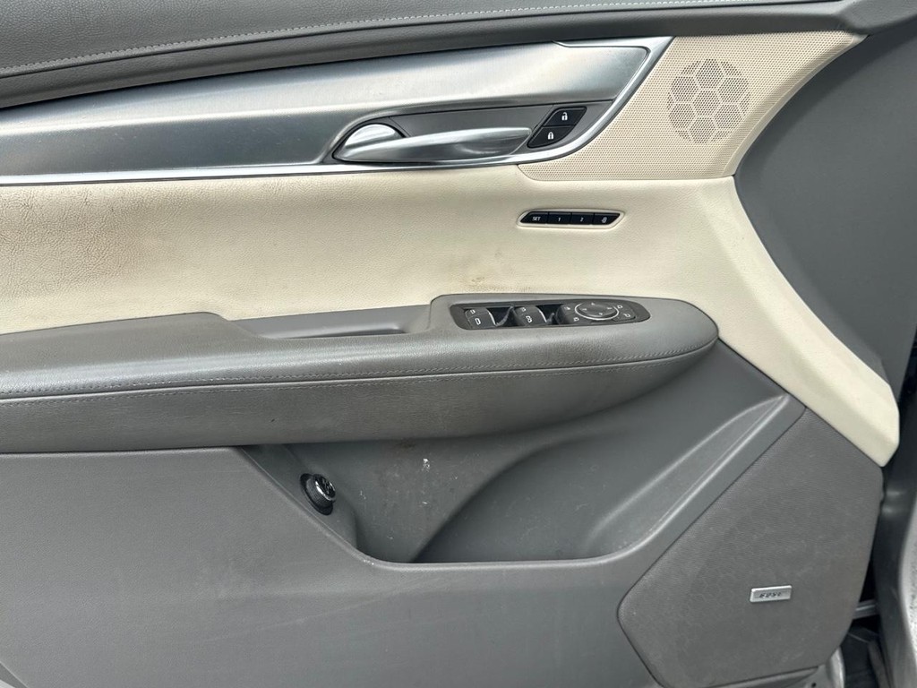 Cadillac XT5 Vehicle Full-screen Gallery Image 27