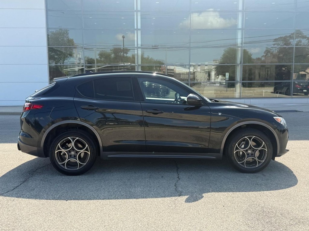 Alfa Romeo Stelvio Vehicle Full-screen Gallery Image 02