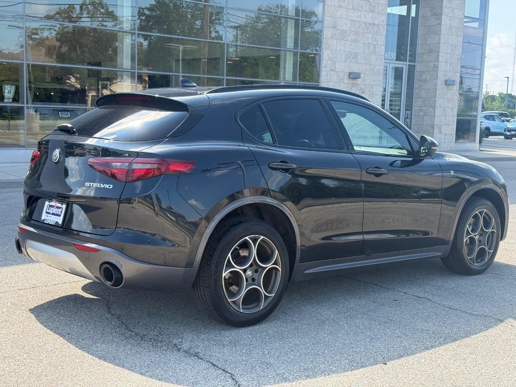 Alfa Romeo Stelvio Vehicle Full-screen Gallery Image 03