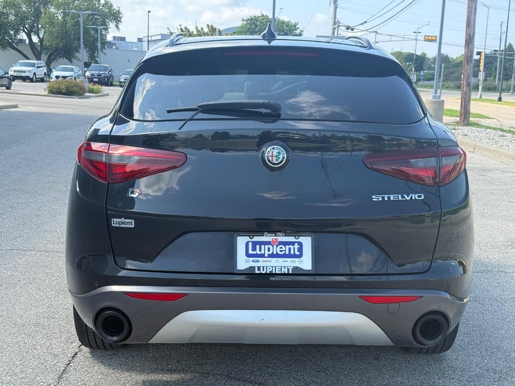 Alfa Romeo Stelvio Vehicle Full-screen Gallery Image 04