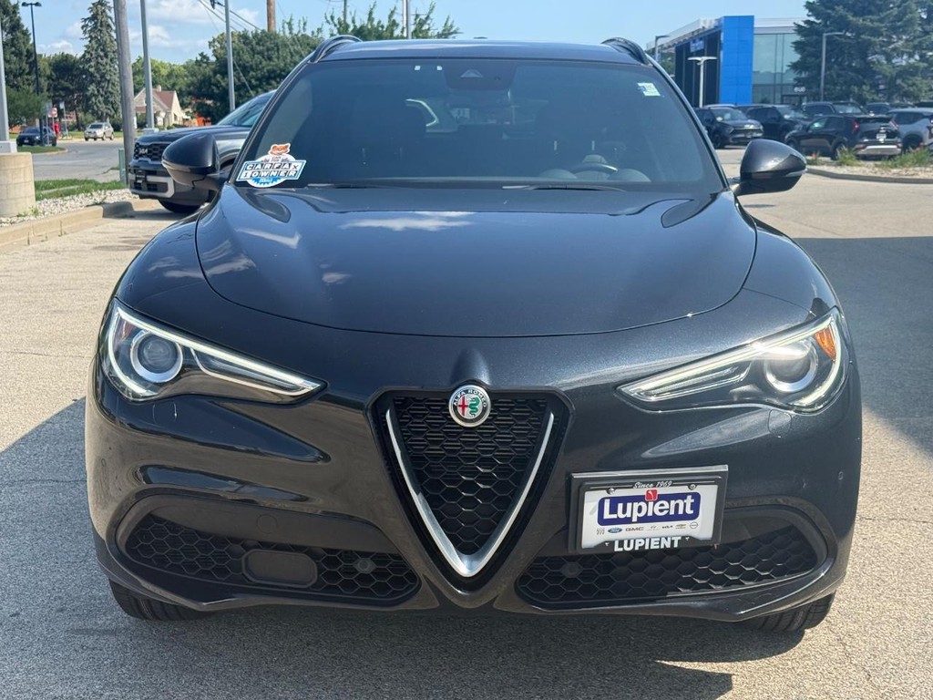 Alfa Romeo Stelvio Vehicle Full-screen Gallery Image 08
