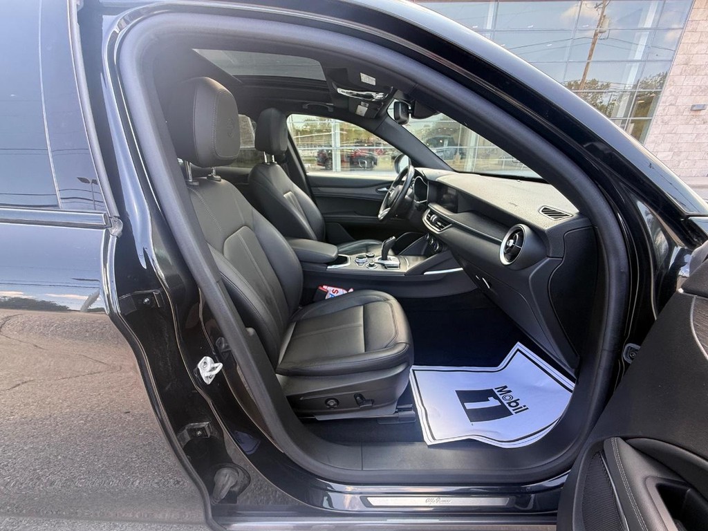 Alfa Romeo Stelvio Vehicle Full-screen Gallery Image 10