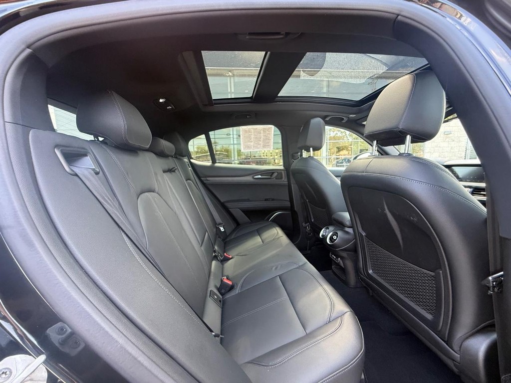 Alfa Romeo Stelvio Vehicle Full-screen Gallery Image 11