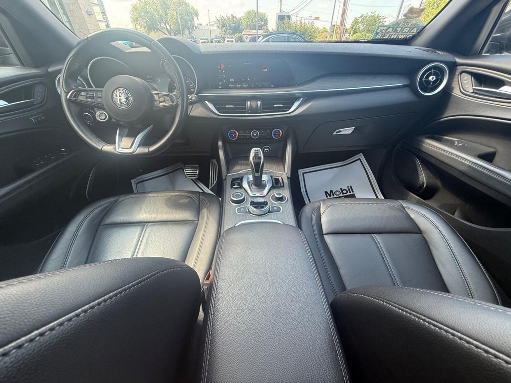 Alfa Romeo Stelvio Vehicle Full-screen Gallery Image 13