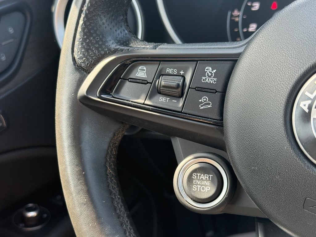 Alfa Romeo Stelvio Vehicle Full-screen Gallery Image 15