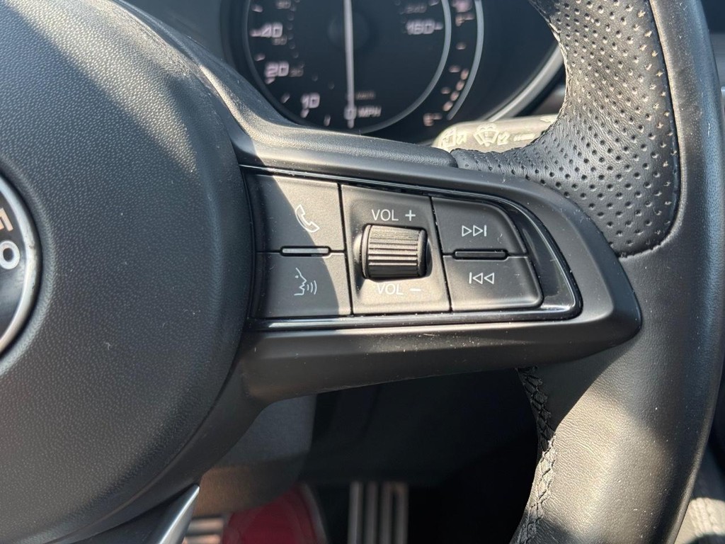 Alfa Romeo Stelvio Vehicle Full-screen Gallery Image 16