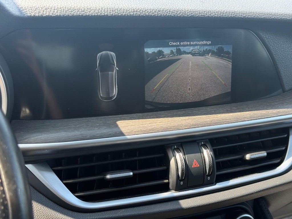 Alfa Romeo Stelvio Vehicle Full-screen Gallery Image 18