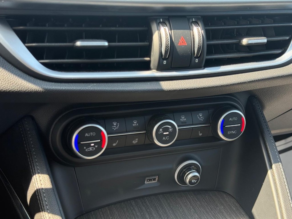 Alfa Romeo Stelvio Vehicle Full-screen Gallery Image 19