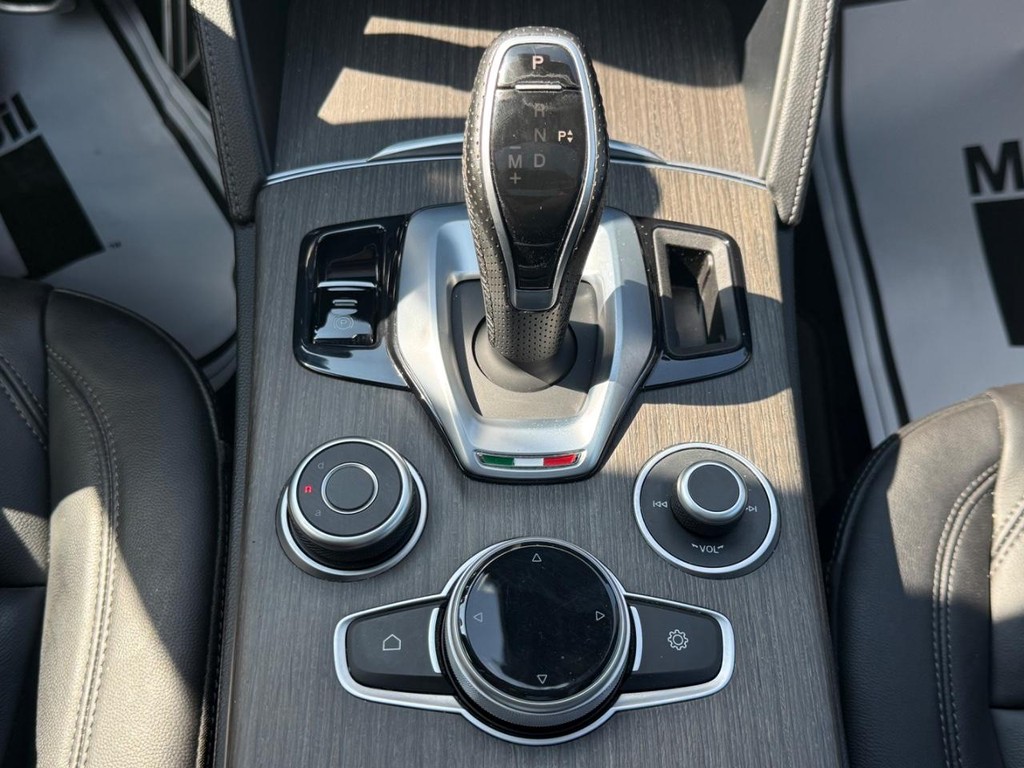Alfa Romeo Stelvio Vehicle Full-screen Gallery Image 20