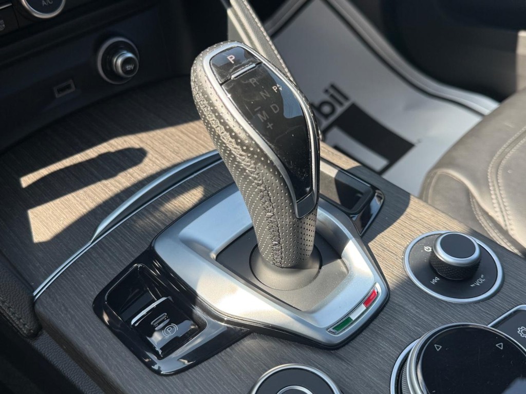 Alfa Romeo Stelvio Vehicle Full-screen Gallery Image 21