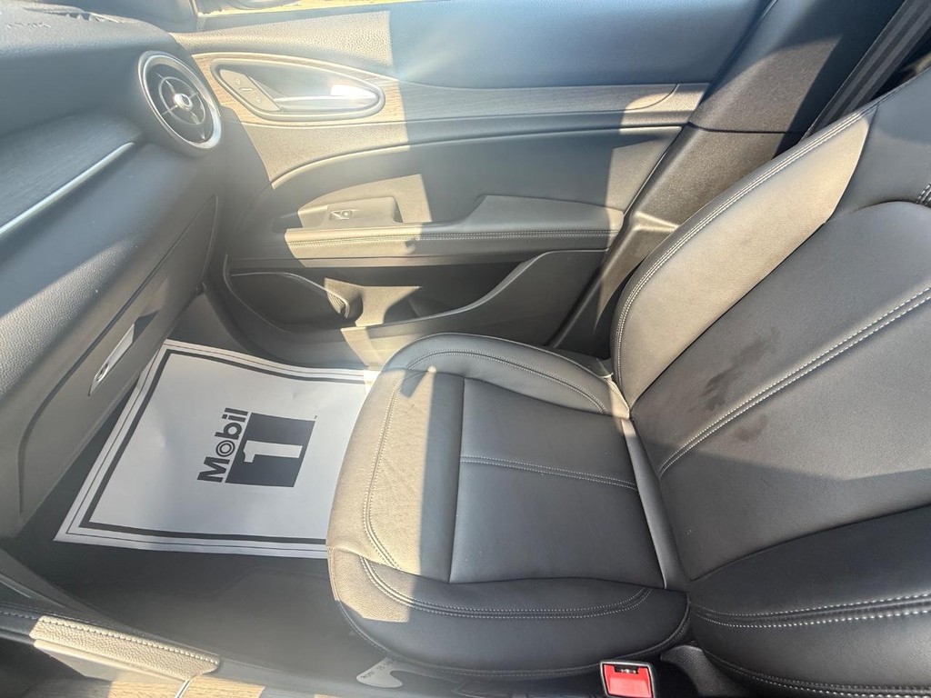 Alfa Romeo Stelvio Vehicle Full-screen Gallery Image 22