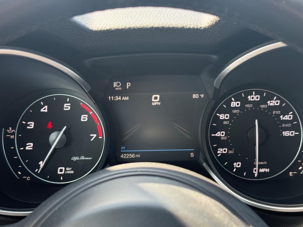 Alfa Romeo Stelvio Vehicle Full-screen Gallery Image 23