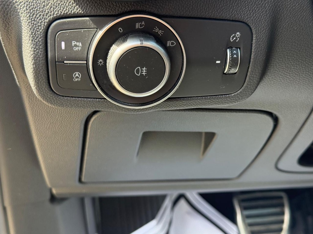 Alfa Romeo Stelvio Vehicle Full-screen Gallery Image 24