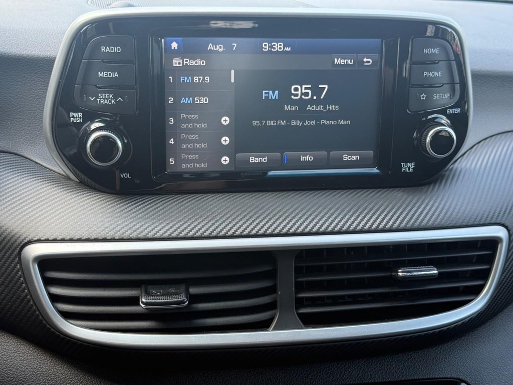 Hyundai Tucson Vehicle Full-screen Gallery Image 16