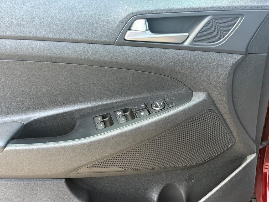 Hyundai Tucson Vehicle Full-screen Gallery Image 24
