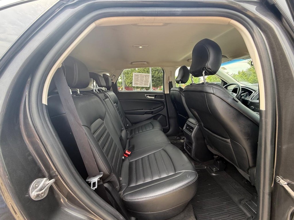 Ford Edge Vehicle Full-screen Gallery Image 11