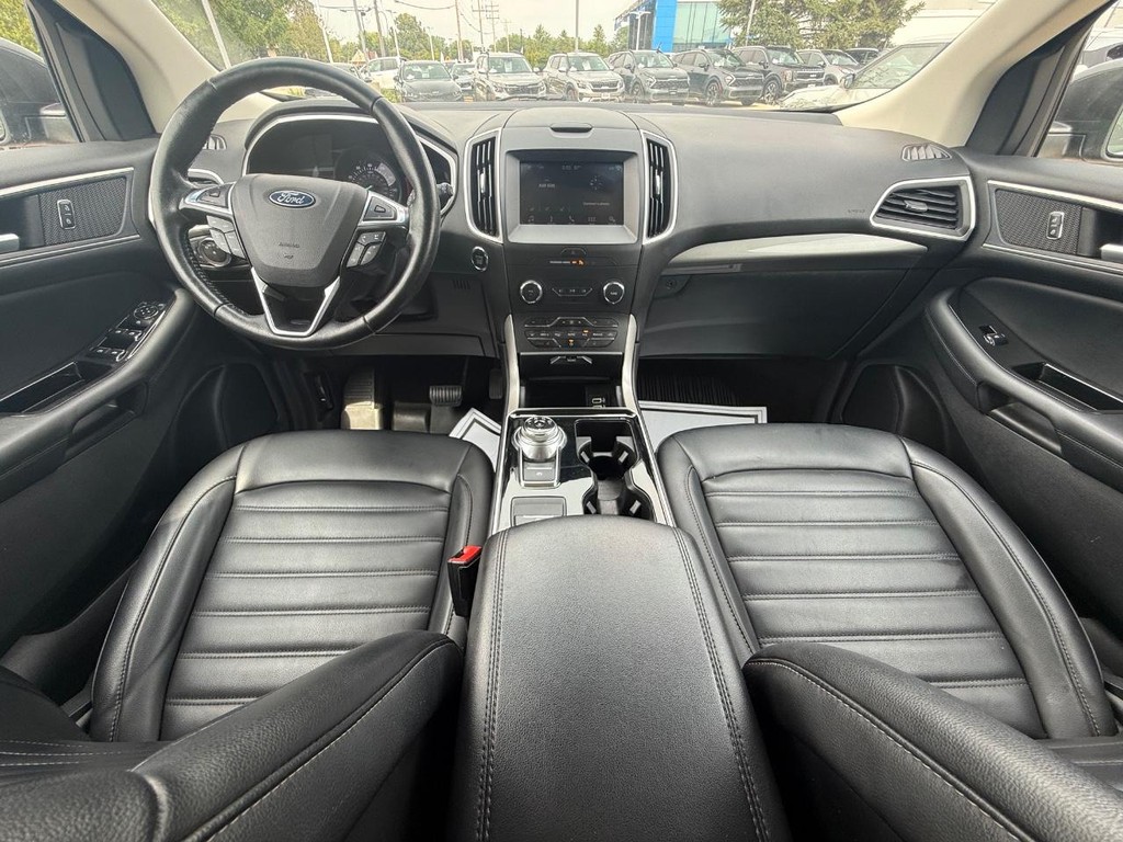 Ford Edge Vehicle Full-screen Gallery Image 12