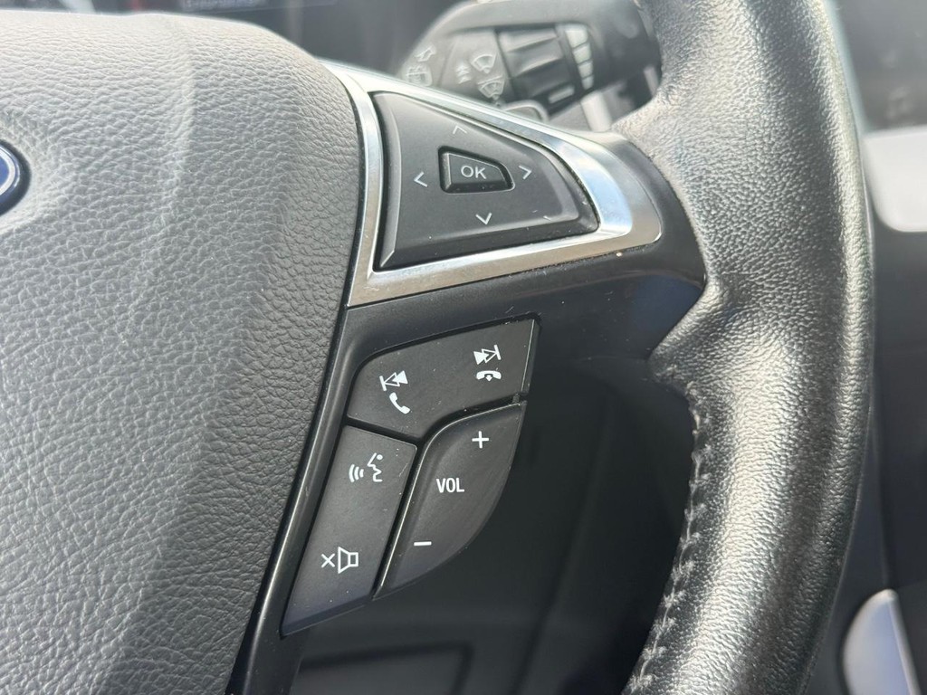 Ford Edge Vehicle Full-screen Gallery Image 15